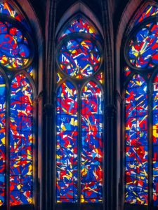 De glas-in-lood ramen van kunstenaar Imi Knoebel in de Kathedraal van Reims (c) Ivo Faber